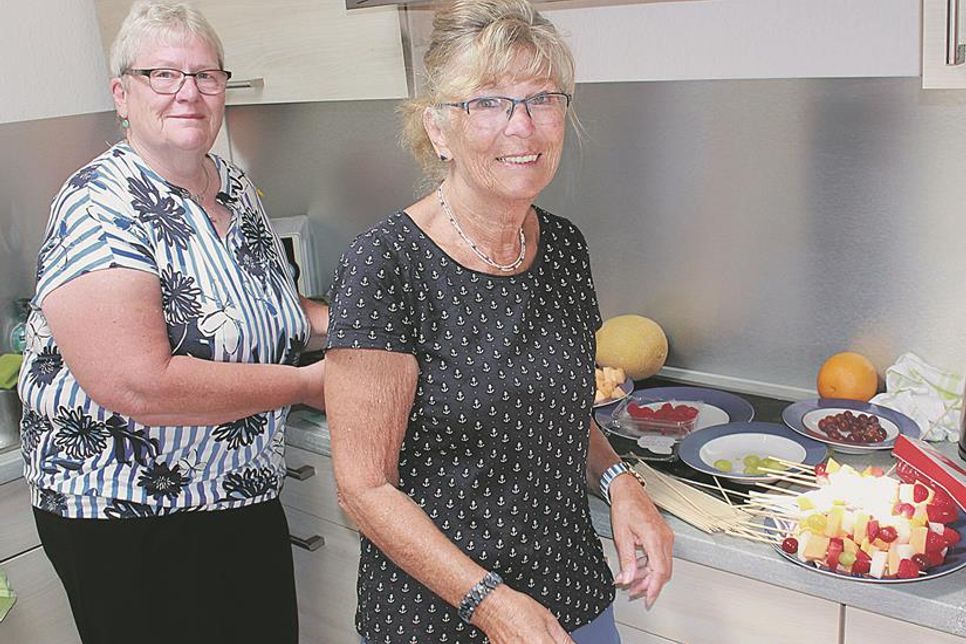 Annegret Wegner (l.) und Ingetraut Nirmaier vom Landfrauenverein Plön und Umgebung e.V. waren mit viel Spaß bei der Sache.