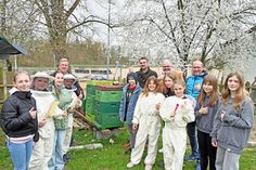 Die Schüler der Bienen AG der Plöner Gemeinschaftsschule präsentierten sich anlässlich der Spendenübergabe mit ihren Bienenstöcken und den Förderen dieses Projekts. Angeleitet werden die Fünft- und Sechstklässler von Michael Wehrend vom Imker Verein Plön (v. l.), betreut von Naturwissenschafts-Lehrer Sascha Michaelis, finanziell unterstützt von Dirk Carstens (Carstens Optic in Plön) und vernetzt durch Deutsch- und Sportlehrer Jörn Hinrichsen, der ebenfalls das Thema Nachhaltigkeit an der Schule vermittelt.