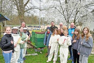 Die Schüler der Bienen AG der Plöner Gemeinschaftsschule präsentierten sich anlässlich der Spendenübergabe mit ihren Bienenstöcken und den Förderen dieses Projekts. Angeleitet werden die Fünft- und Sechstklässler von Michael Wehrend vom Imker Verein Plön (v. l.), betreut von Naturwissenschafts-Lehrer Sascha Michaelis, finanziell unterstützt von Dirk Carstens (Carstens Optic in Plön) und vernetzt durch Deutsch- und Sportlehrer Jörn Hinrichsen, der ebenfalls das Thema Nachhaltigkeit an der Schule vermittelt.