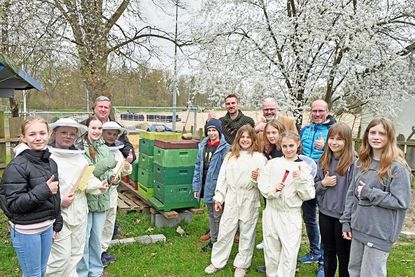 Die Schüler der Bienen AG der Plöner Gemeinschaftsschule präsentierten sich anlässlich der Spendenübergabe mit ihren Bienenstöcken und den Förderen dieses Projekts. Angeleitet werden die Fünft- und Sechstklässler von Michael Wehrend vom Imker Verein Plön (v. l.), betreut von Naturwissenschafts-Lehrer Sascha Michaelis, finanziell unterstützt von Dirk Carstens (Carstens Optic in Plön) und vernetzt durch Deutsch- und Sportlehrer Jörn Hinrichsen, der ebenfalls das Thema Nachhaltigkeit an der Schule vermittelt.