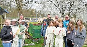 Die Schüler der Bienen AG der Plöner Gemeinschaftsschule präsentierten sich anlässlich der Spendenübergabe mit ihren Bienenstöcken und den Förderen dieses Projekts. Angeleitet werden die Fünft- und Sechstklässler von Michael Wehrend vom Imker Verein Plön (v. l.), betreut von Naturwissenschafts-Lehrer Sascha Michaelis, finanziell unterstützt von Dirk Carstens (Carstens Optic in Plön) und vernetzt durch Deutsch- und Sportlehrer Jörn Hinrichsen, der ebenfalls das Thema Nachhaltigkeit an der Schule vermittelt.