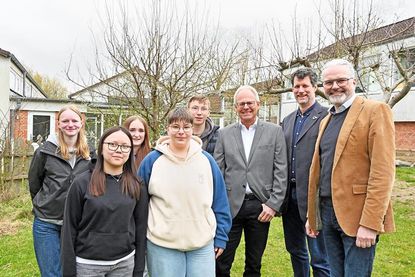 Im Rahmen eines Caterings für Konzertbesucher halfen auch Schüler der Gemeinschaftsschule dem Plöner Lions Club (l.) und waren bei der Spendenübergabe für das Bienenprojekt durch Lions-Präsident Lars Wilker, den Vorsitzenden des Fördervereins des Lions Clubs, Uwe Bartscher, und Lions-Mitglied Dirk Carstens (v. l.) im Schulgarten dabei.