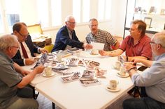 Norbert Kahl vom Förderverein, Bürgermeister Mirko Spieckermann, Uwe Muchow, ebenfalls vom Förderverein, Museumsleiter Frank Wilschewski, Stadtarchivar Thomas Schwarz und Unterstützer Hartmut Junge (v. lks.) von Foto Porst haben sich beim Betrachten der historischen Neustadt Fotos sofort ins Gespräch vertieft.