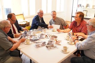Norbert Kahl vom Förderverein, Bürgermeister Mirko Spieckermann, Uwe Muchow, ebenfalls vom Förderverein, Museumsleiter Frank Wilschewski, Stadtarchivar Thomas Schwarz und Unterstützer Hartmut Junge (v. lks.) von Foto Porst haben sich beim Betrachten der historischen Neustadt Fotos sofort ins Gespräch vertieft.