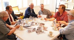 Norbert Kahl vom Förderverein, Bürgermeister Mirko Spieckermann, Uwe Muchow, ebenfalls vom Förderverein, Museumsleiter Frank Wilschewski, Stadtarchivar Thomas Schwarz und Unterstützer Hartmut Junge (v. lks.) von Foto Porst haben sich beim Betrachten der historischen Neustadt Fotos sofort ins Gespräch vertieft.