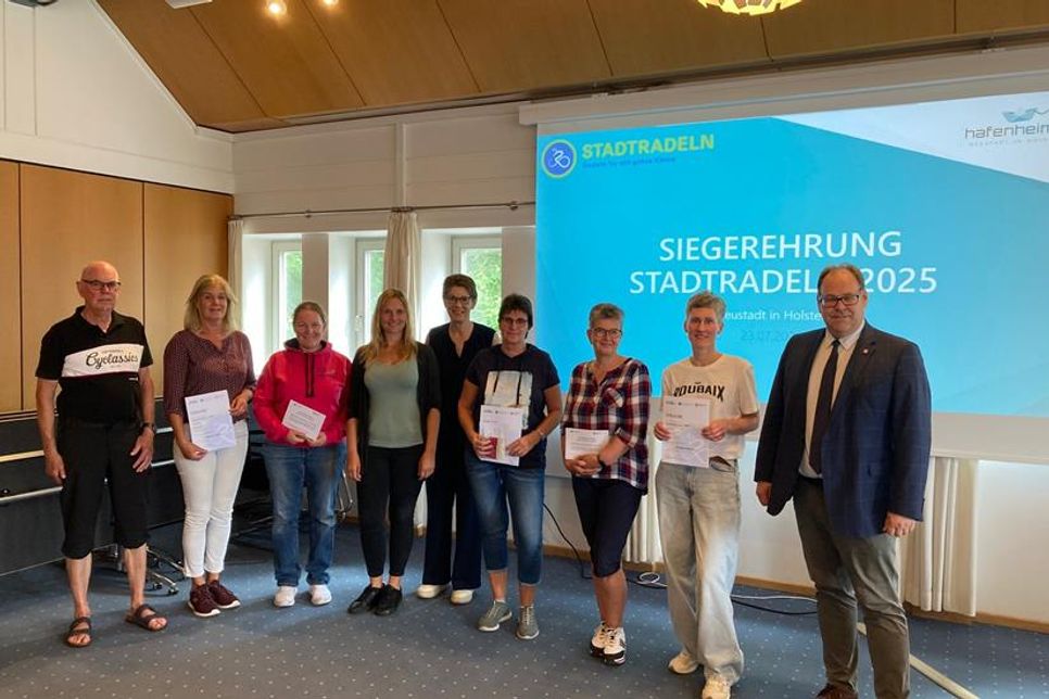 Für ihre besonderen Leistungen wurden die aktivsten Teilnehmerinnen und Teilnehmer am Dienstagabend im Rathaus ausgezeichnet. Bürgermeister Mirko Spieckermann ehrte die drei Radfahrer mit den meisten Gesamtkilometern, das Team mit den meisten Kilometern pro Kopf sowie das Team mit den meisten Fahrten pro Kopf.