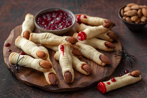 Sie sehen furchteinflößend aus, schmecken aber herrlich süß: Hexenfinger mit Himbeermarmelade.