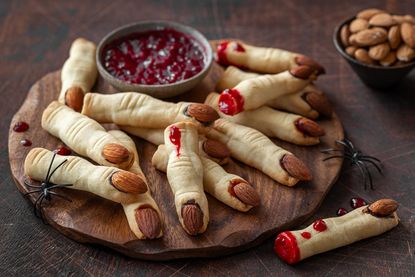 Sie sehen furchteinflößend aus, schmecken aber herrlich süß: Hexenfinger mit Himbeermarmelade.