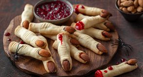 Sie sehen furchteinflößend aus, schmecken aber herrlich süß: Hexenfinger mit Himbeermarmelade.