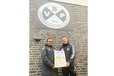 Paulo Chavez, Abteilungsleiter Herrenfussball (links), und Maurice Stempa, Abteilungsleiter Jugendfußball, Jugendobmann und Trainer der C-Jugend Mannschaft, freuen sich auf viele Besucher und Spenden beim Benefiz-Jugendfußballturnier am 21. Dezember in Pönitz.