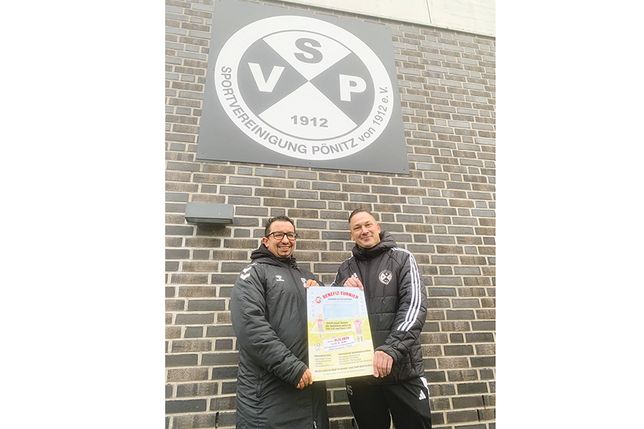 Paulo Chavez, Abteilungsleiter Herrenfussball (links), und Maurice Stempa, Abteilungsleiter Jugendfußball, Jugendobmann und Trainer der C-Jugend Mannschaft, freuen sich auf viele Besucher und Spenden beim Benefiz-Jugendfußballturnier am 21. Dezember in Pönitz.