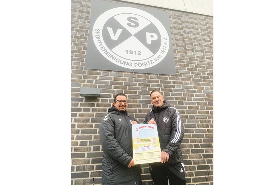 Paulo Chavez, Abteilungsleiter Herrenfussball (links), und Maurice Stempa, Abteilungsleiter Jugendfußball, Jugendobmann und Trainer der C-Jugend Mannschaft, freuen sich auf viele Besucher und Spenden beim Benefiz-Jugendfußballturnier am 21. Dezember in Pönitz.