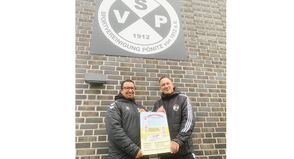 Paulo Chavez, Abteilungsleiter Herrenfussball (links), und Maurice Stempa, Abteilungsleiter Jugendfußball, Jugendobmann und Trainer der C-Jugend Mannschaft, freuen sich auf viele Besucher und Spenden beim Benefiz-Jugendfußballturnier am 21. Dezember in Pönitz.