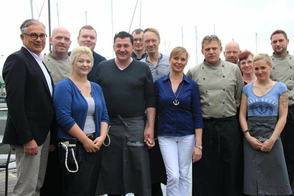 Geschäftsführer der ancora Marina Oliver Seiter (lks.) mit Peter und Melanie Fallgatter (Mi.) samt Team bei der Eröffnung des Pier 19 im Jahr 2016.