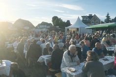 Schöne Abendstimmung beim Weinfest auf der Festwiese im Niendorfer Hafen.