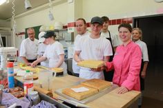 Berufsschul-Lehrerin und Koordinatorin Janina Radden (re.) sorgt dafür, dass die Torten der fünf Teams beim Finale in Dänemerk als wahre Meisterwerke überzeugen können.