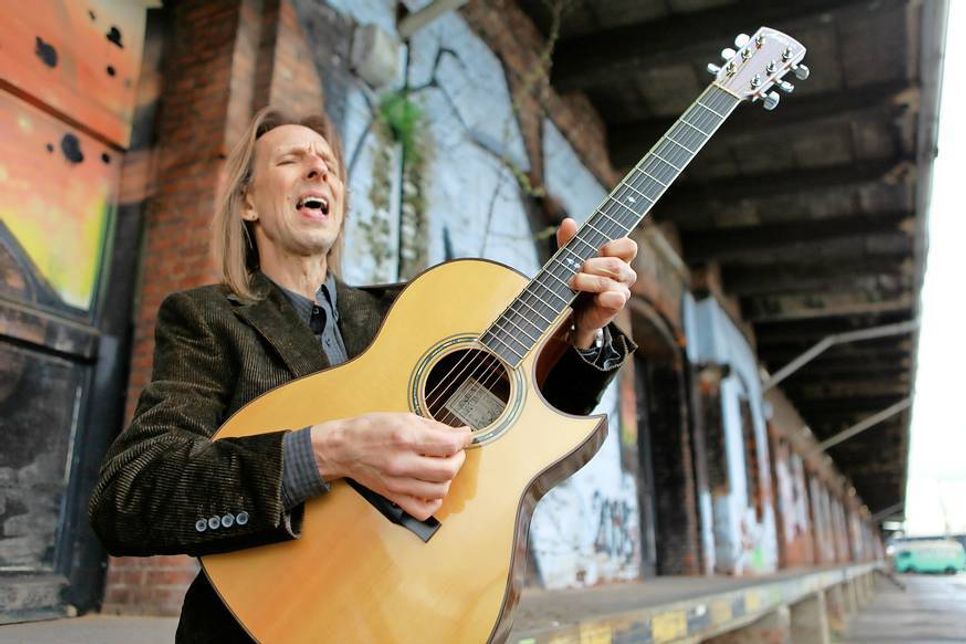 Gitarrist und Sänger Rüdiger Borth in Aktion.