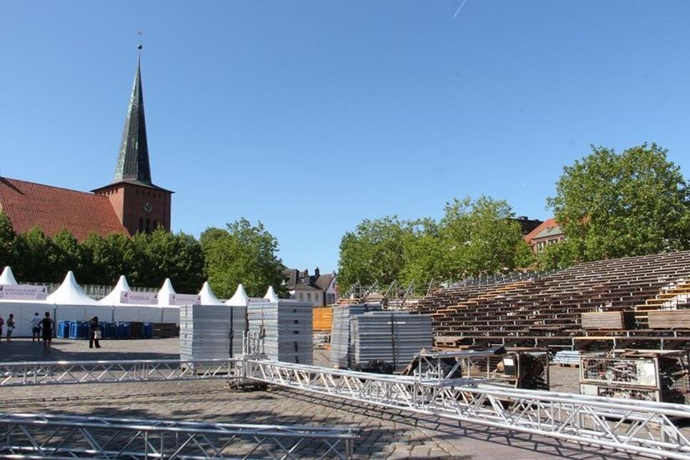 Die Zuschauertribüne bietet Sitzplätze für 2.000 Besucher.