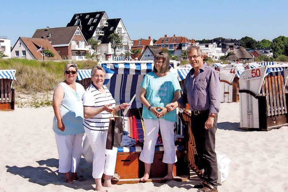 Gästehrung am Haffkruger Strand: Rita Meier, (v. li.) Helga Solinski, Tochter Heidrun Solinski und Dorfvorsteher Helmut Kurt.
