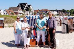 Gästehrung am Haffkruger Strand: Rita Meier, (v. li.) Helga Solinski, Tochter Heidrun Solinski und Dorfvorsteher Helmut Kurt.