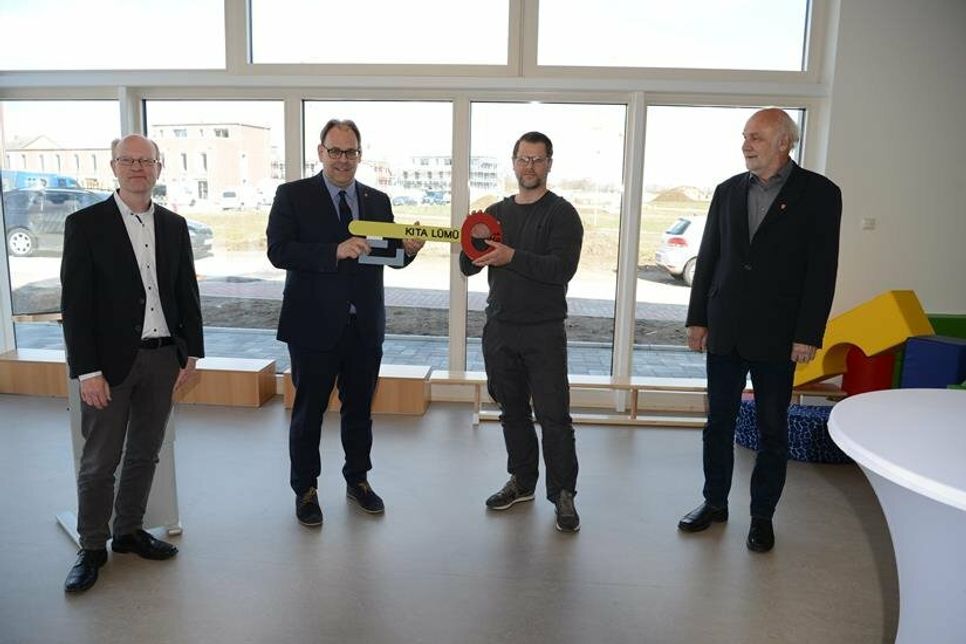 Gollans Geschäftsführer Volker Schmidt, Bürgermeister Mirko Spieckermann, Kita-Leiter Arne Busdorf und Bauausschussvorsitzender Willy Heckel (v. lks.) bei der Schlüsselübergabe.