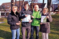 Sabine Bremeyer vom NTSV Strand 08 (li.) und Martina Block von der TSNT?GmbH haben sich bereits im Januar zu ersten Vorbereitungsgesprächen für den Spendenlauf mit Organisator Rolf Nolte (2.v.re.) und Läufer Alexander Fürle getroffen. Die beiden zeigen auf der Karte auf das Ziel, den Nordkap. (Foto: Kleinschmidt)
