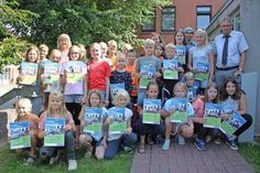 Stolz präsentierten die Kinder ihre Zertifikate im Beisein von Bürgermeister Klaus Winter (re.) und Büchereileiterin Turit Flohr (lks. hi.).