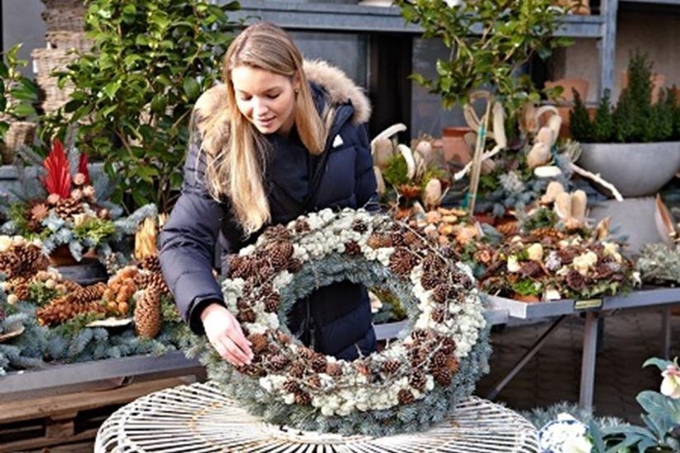 Mit viel Fingerspitzengefühl verhelfen Friedhofsgärtner auch in der Weihnachtszeit zu einer liebevoll gestalteten Ruhestätte.
