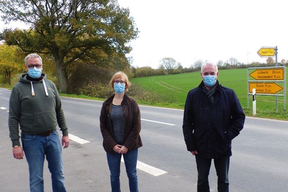 Der Kesdorfer Dorfvorstand mit Katharina Mentz, Lars Witt und Matthias Westhuis (nicht auf dem Foto) rennt mit seinem Anliegen beim Süseler Bürgermeister Adrianus Boonekamp offene Türen ein.