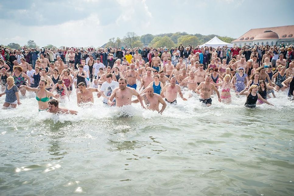 Am kommenden Samstag findet mit dem traditionellen Anbaden in Travemünde die Saisoneröffnung mit dem erfrischendem Sprung ins kalte Nass statt.