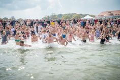 Am kommenden Samstag findet mit dem traditionellen Anbaden in Travemünde die Saisoneröffnung mit dem erfrischendem Sprung ins kalte Nass statt.
