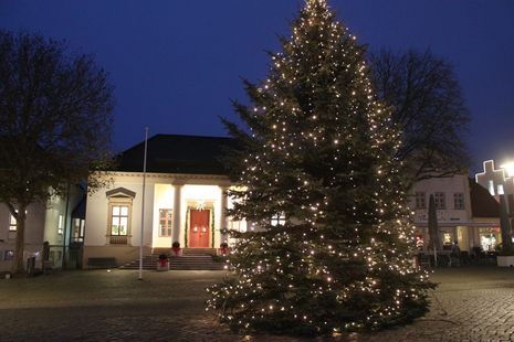 Vor dem Rathaus sorgt die neue Weihnachtsbaum-Beleuchtung für ganz besondere Stimmung.