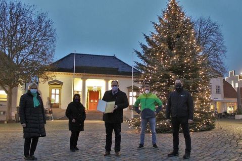 Susanne Bimberg-Nittritz, Andrea Brunhöber, Mirko Spieckermann, Sven Muchow und Volker Ewald (v. lks.) freuen sich über die neue stimmungsvolle Beleuchtung.