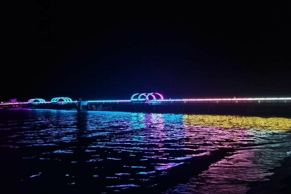 Zum Abschluss des Promenadenfestes gibt es eine Show-Illumination der Seebrücke mit passender Musikuntermalung.