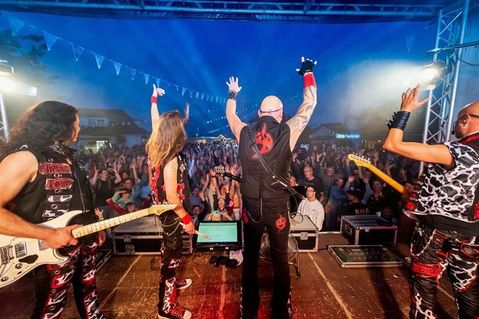 Das ganze Wochenende gibt es nicht nur Stände zum Stöbern, sondern auch leckeres Essen und Getränke und abwechslungsreiche Livemusik.