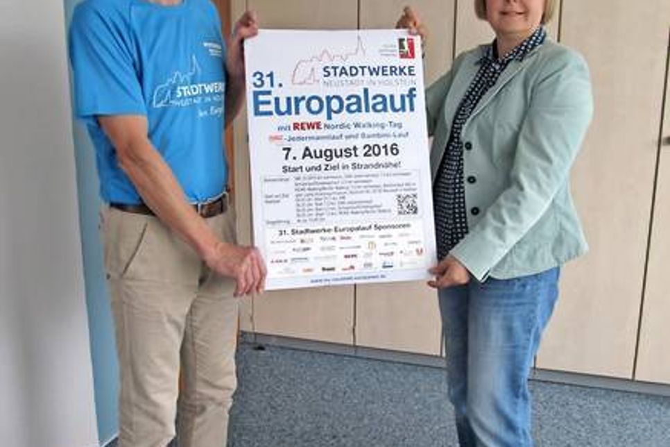Vera Litzka (Werkleiterin Stadtwerke Neustadt in Holstein), Peter Massny (Gesamtleitung Europalauf).