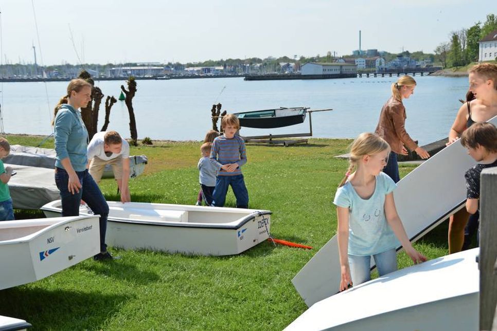 Acht Kinder der Klassen 2 bis 4 lernen das Segeln mit Optimisten.