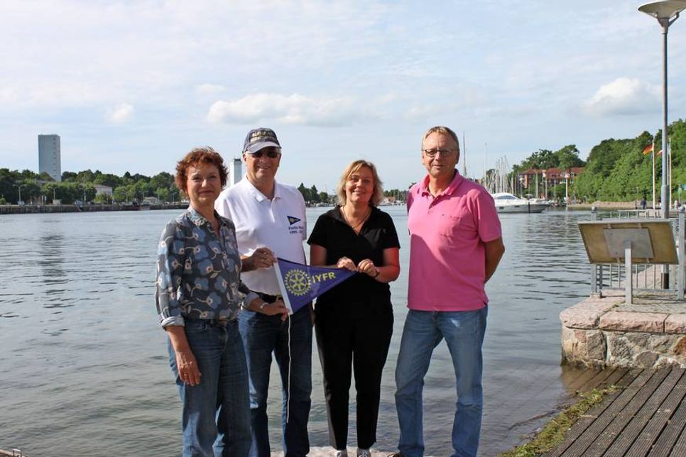 Beatrix Spiegel (KJN), Georg Heerten (Rotary Club), Michaela Grave (Schulleiterin der Grundschule) und Andreas Tetzlaff (Jugendwart NSV) vom Organisationsteam (v. lks.).