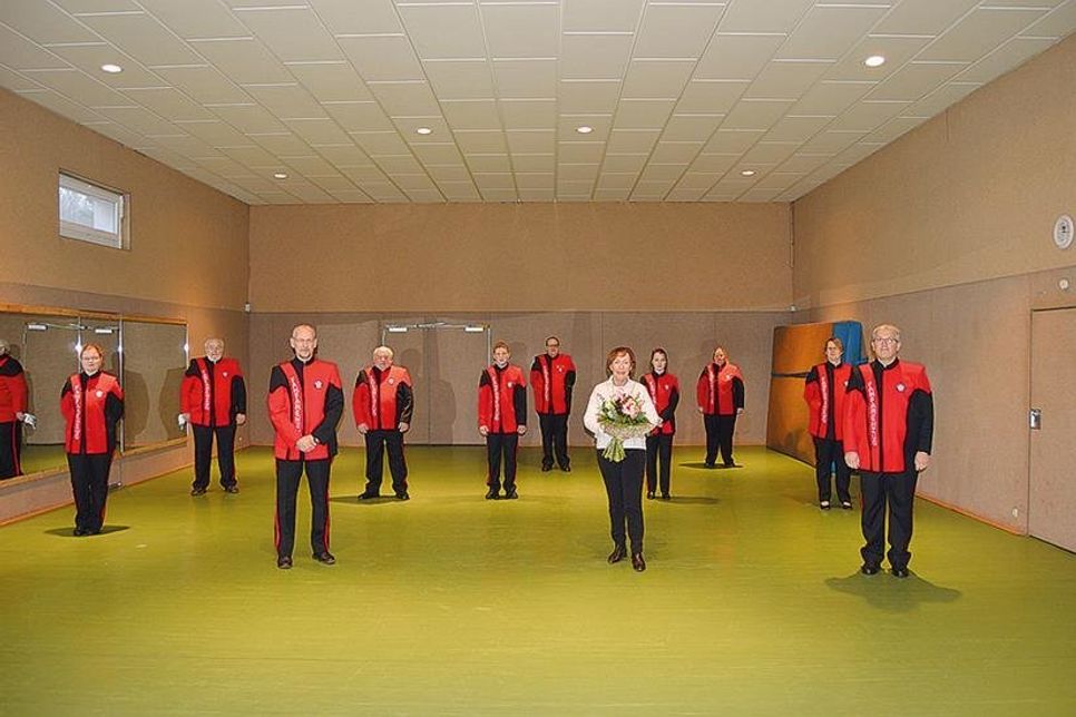In ihrer neuen Uniform bedankte sich eine Abordnung des Fanfarenzuges des TSV Pansdorf um ihren Vorsitzenden Matthias Frischmuth (re.) bei der Stiftungsvorsitzenden Heidrun Ulbrich für die beachtliche Spende.