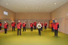 In ihrer neuen Uniform bedankte sich eine Abordnung des Fanfarenzuges des TSV Pansdorf um ihren Vorsitzenden Matthias Frischmuth (re.) bei der Stiftungsvorsitzenden Heidrun Ulbrich für die beachtliche Spende.