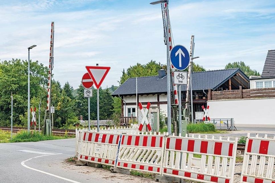 Von Oeverdiek oder vom Gewerbegebiet „An der Mühlenau“ kommend, darf man den Bahnübergang am Schwedenweg nicht mehr mit dem Pkw in Richtung Timmendorfer Strand überqueren.