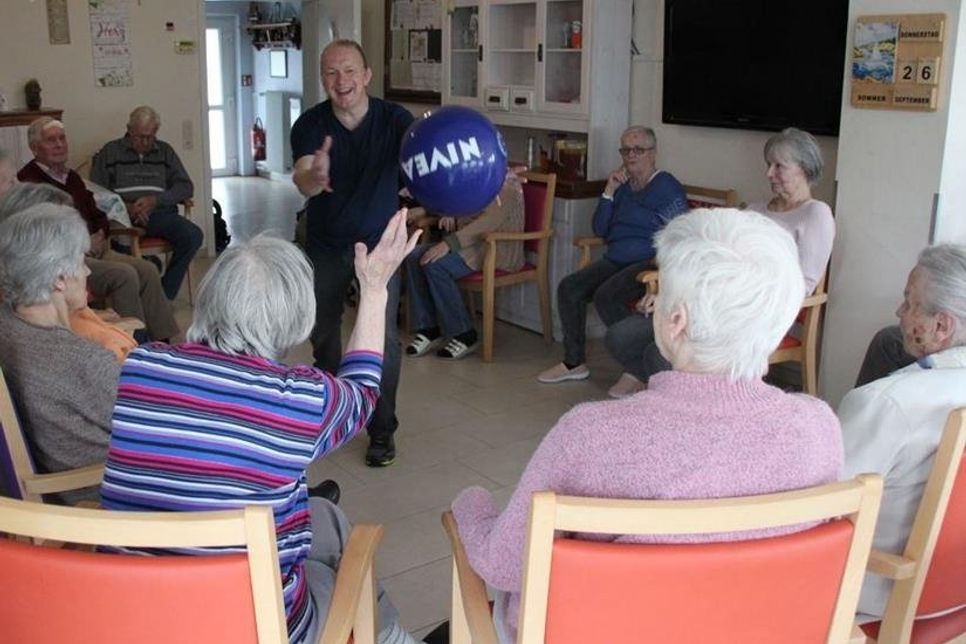 Alltagsbetreuungskraft und Pflegeassistent Martin Kohn bringt nach beliebten Volksliedern und Schlagern etwas Schwung in den Alltag der Senioren.