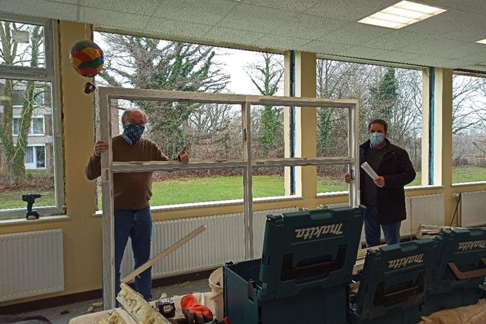 Bürgermeister Mark Burmeister (re.) und Schulleiter Jan-Eric Hertwig freuen sich über den unkomplizierten Fenstertausch in der Gemeinschaftsschule.