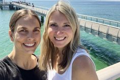 Heute geht es mit den Ostsee-Perlen Kristina Kolbe (lks.) und Gesche Muchow ins schöne Plön. Was sie dort erlebt haben, berichten sie in Folge 134.