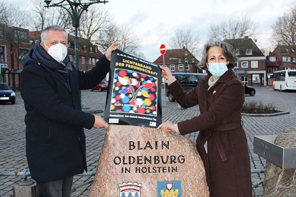 Sylvaine Mody und Jörg Saba am Gedenkstein der Städtepartnerschaft, der 2017 in einem Festakt eingeweiht wurde.