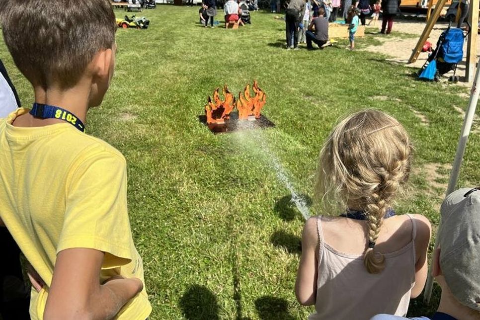 „Wasser marsch!“ Früh übt sich, wer ein gutes Feuerwehrmitglied werden möchte.