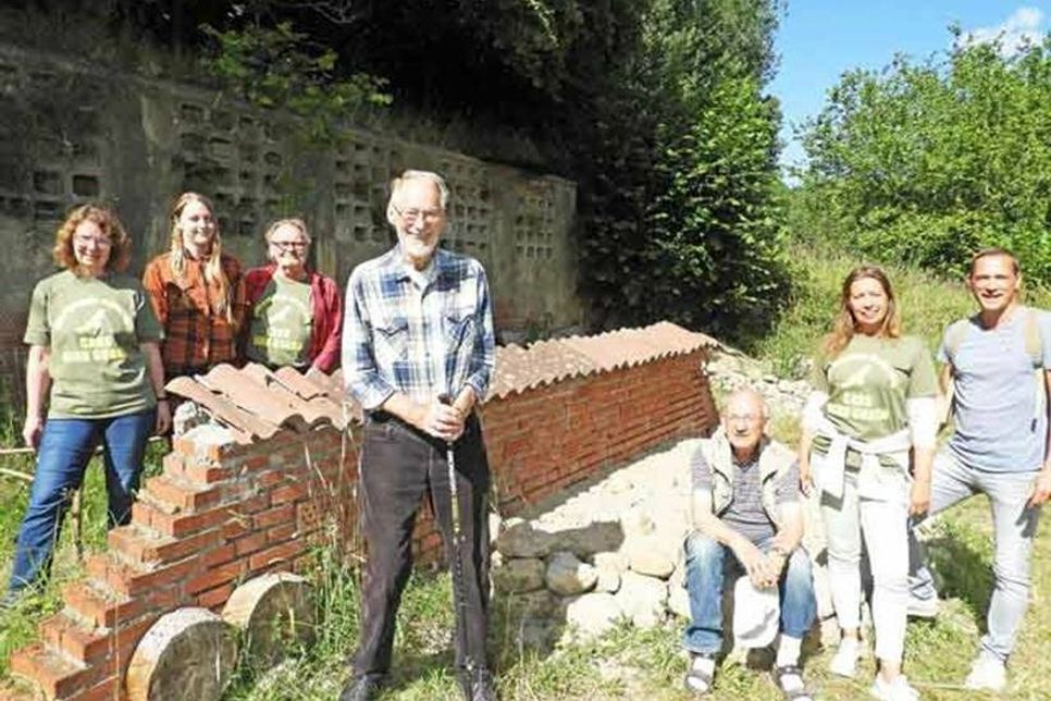 Um Heinz Schwarze (Mi). ist seit 2020 die Naturschutzgruppe Schwentinental gewachsen, dei sich um das Gebiet am Rönner Weg kümmert.