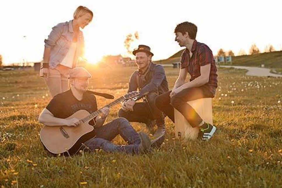 Musikalischer Auftakt am Freitag: (Bild 4) Harte Riffs und weiche Songs von Jenix Musikalisch wird der Pringles Kitesurf World Cup am Freitagabend, 26. August von der Band „Jenix“ aus Zittau in Sachsen eröffnet. Das Quartett um Front-Frau Jenny macht ehrlichen erdigen Poprock und will mit harten Riffs und weichen Songs gleich zu Beginn des Wassersport-Spektakels für Festivalstimmung auf Fehmarn sorgen.