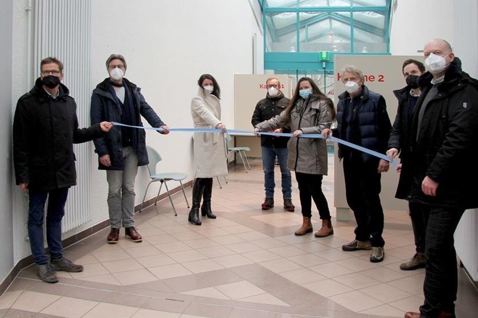 Joachim Nitz (Tourismusdirektor Timmendorfer Strand Niendorf), André Rosinski (Vorstand Tourismus-Agentur Lübecker Bucht), Bettina Schäfer (Bürgermeisterin Scharbeutz), Jörn Eckert (Vorsitzender des Sozialausschusses der Gemeinde Timmendorfer Strand), Melanie Puschaddel-Freitag (amtierende Bürgermeisterin Timmendorfer Strand), Dr. Wulf Drewes, Kay Klindwort (Klindwort Apotheke), Marco Graupner (Medical Klindwort) (v. lks.).