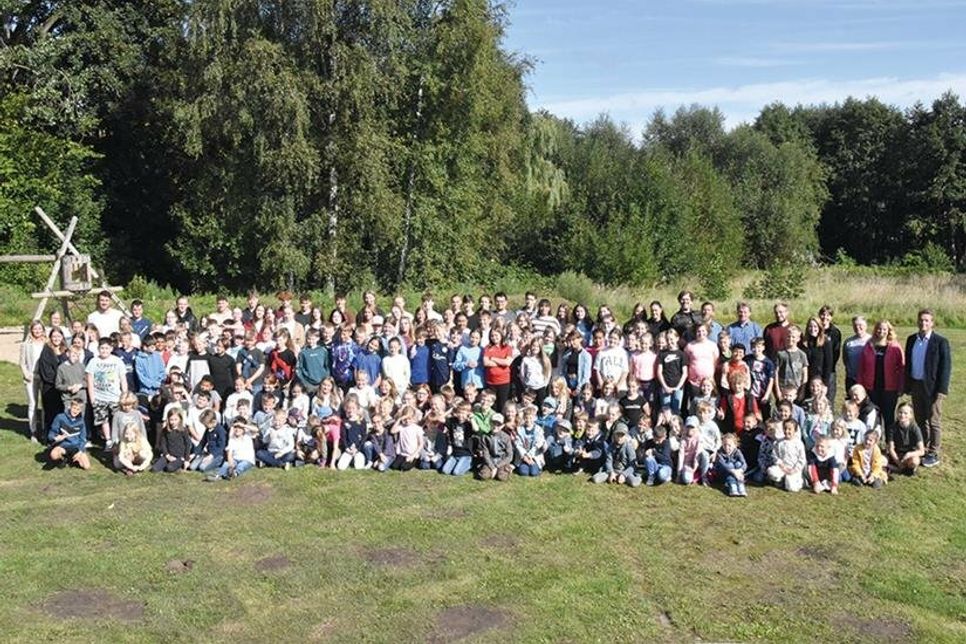Premiere in der Pönitzer Grund- und Gemeinschaftsschule mit Oberstufe: Erst-, Fünft- und Elftklässler haben im August ihre „Einschulung“ gefeiert. 196 Schüler und ihre Lehrkräfte haben sich zum Gruppenfoto aufgestellt.
